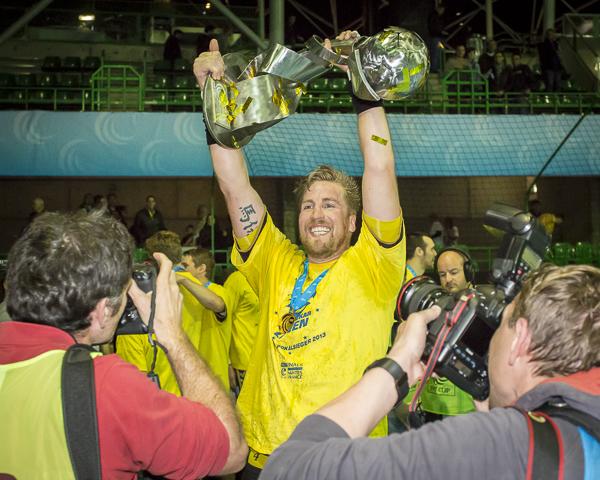Oliver Roggisch mit dem EHF-Pokal