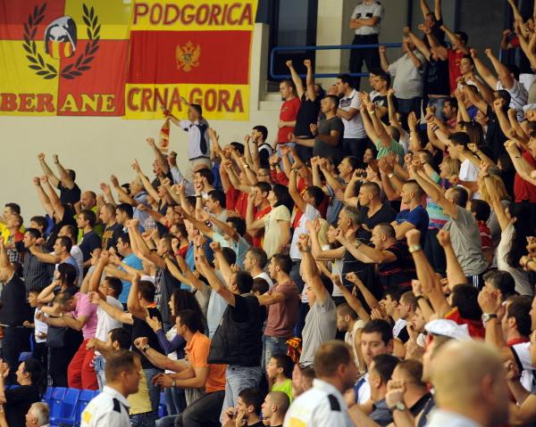 Montenegrinische Fans gestern in Podgorica