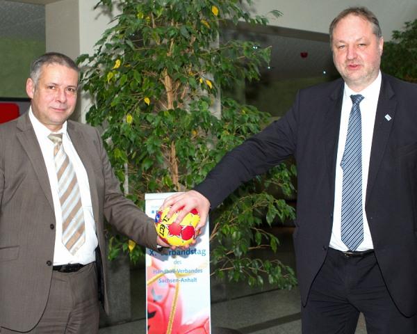 Andreas Michelmann (hier rechts) bei der Ballübergabe an den neuen HVSA-Präsidenten Steffen Müller