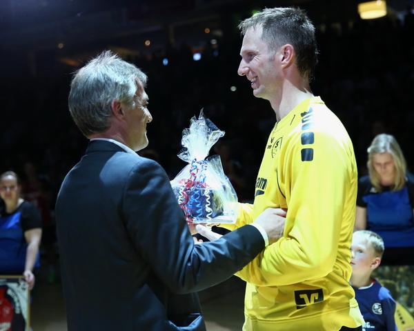 Søren Rasmussen wurde nach dem letzten Heimspiel von Geschäftsführer Dierk Schmäschke verabschiedet.
FLE-HBW 2013/2014