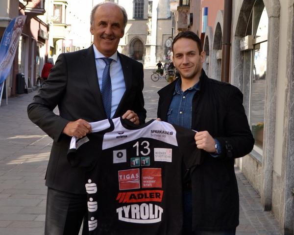 Raúl Alonso wurde von Peter Erler, Vorstandsdirektor des Hauptsponsors Sparkasse Schwaz AG, in seiner neuen Handball-Heimat begrüßt. 