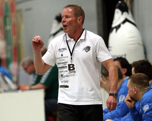 Trainer Uwe Jungandreas liegt mit Dessau weiterhin an der Spitze