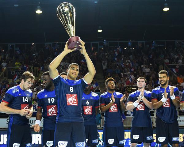 Daniel Narcisse mit dem Siegerpokal des Eurotournoi 2016. Frankreich besiegte im Finale Dänemark.