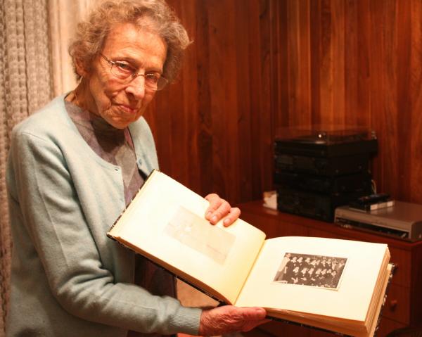 Inge Lirka wird 94 Jahre alt. Hier zeigt sie eines ihrer Fotoalben mit zahlreichen Erinnerungen an ihre aktive Laufbahn.