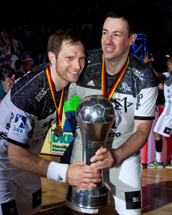 Steffen Weinhold (li.) jubelt mit Marko Vujin über den DHB-Pokal