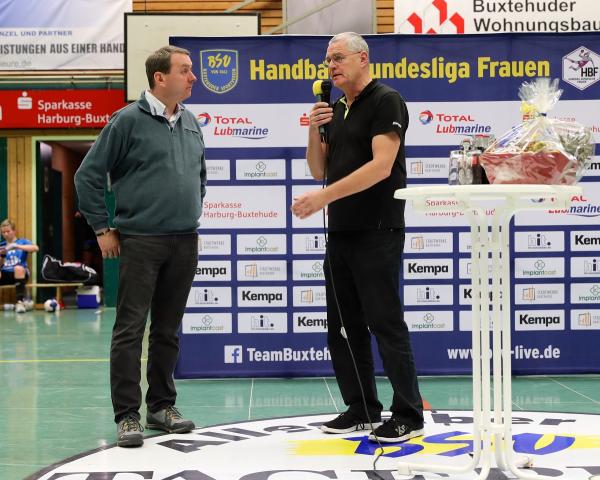 Matthias Weiß, Regionaldirektor der Sparkasse Harburg-Buxtehude (links) und Peter Prior, Geschäftsführer der Handball-Marketing, bei der Bekanntgabe des zusätzlichen Sponsorings der Sparkasse Harburg-Buxtehude.