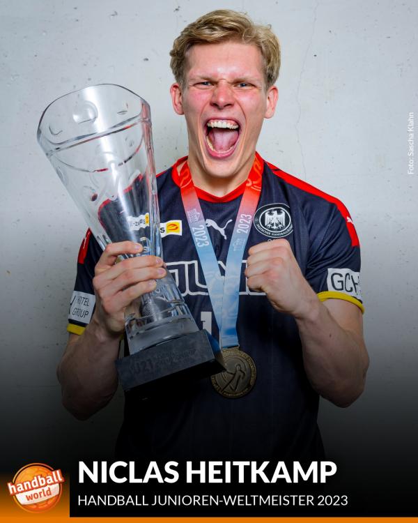 Niclas Heitkamp mit dem WM-Pokal